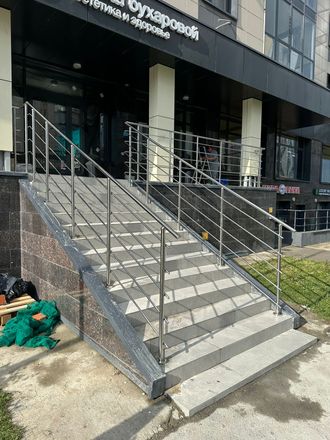 Перила для крыльца в офис