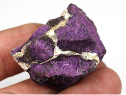 Пурпурит с белыми прожилками, коллекционный образец, Намибия (39*29*28 мм, 39 г) №37555