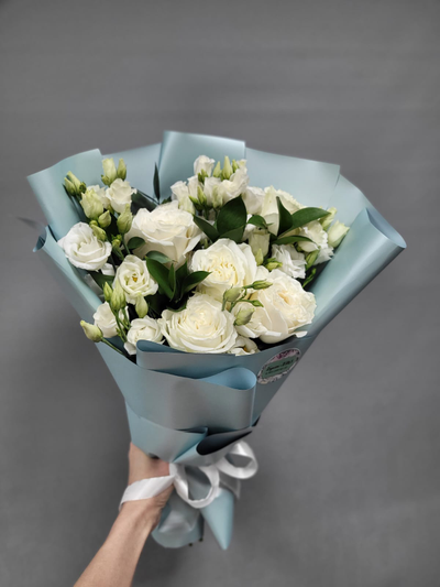 Букет из роз и лизиантуса "Капля росы"