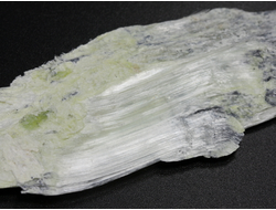 Брусит (немалит) светло-зеленый, волокнистый брусит, коллекционный образец, Россия, КЧР, Урупский район, м-ние Мощевая балка (97*30*5 мм, 10 г) №29697