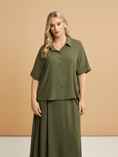 Женская рубашка с отложным воротником в синем и белом цветах