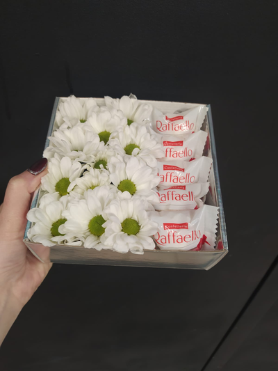 Цветочная композиция с раффаэлло "Светлый день"