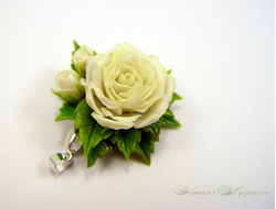 Кулон "Белая роза с бутонами". Цветы из полимерной глины.