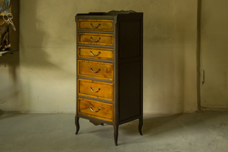 Комод с 6 выдвижными ящиками.