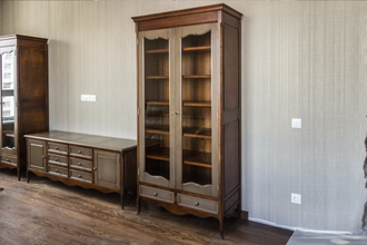 Витрина на резных ножках, с двумя стеклянными дверьми.