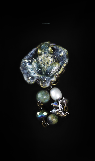 "Ночь перед волшебством", мини-брошь с лягушкой, жемчужиной и натуральными камнями