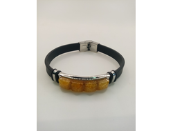 Браслет каучуковом ремне с янтарем.