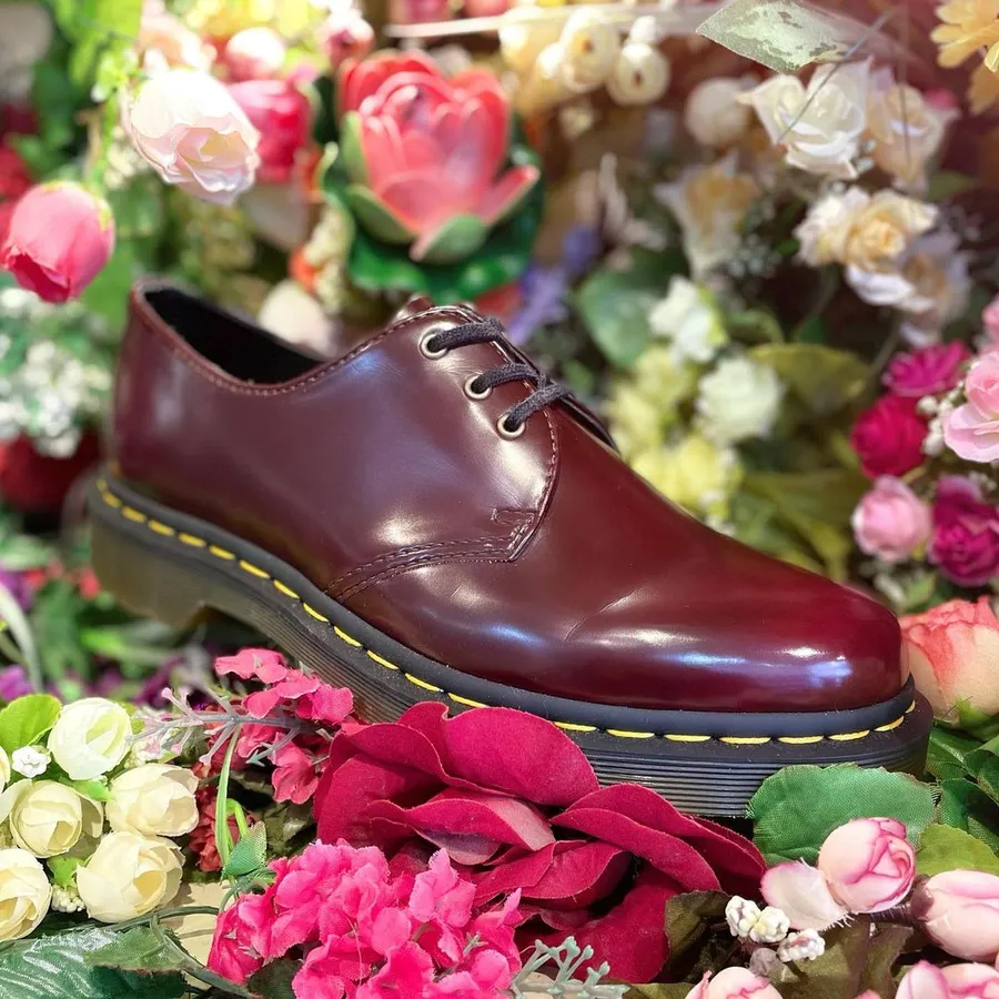 бордовые туфли dr. martens