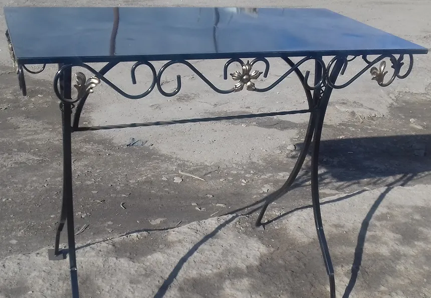 Стол с листьями;
Размер столешницы - 125*40 см;
Цена - 6800 (7300 с лаком) руб.