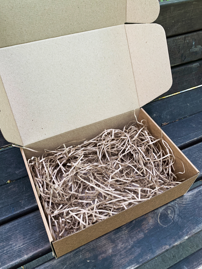 2 штуки - Подарочная коробка с наполнителем КРАФТ и синей лентой (32x22x10см)