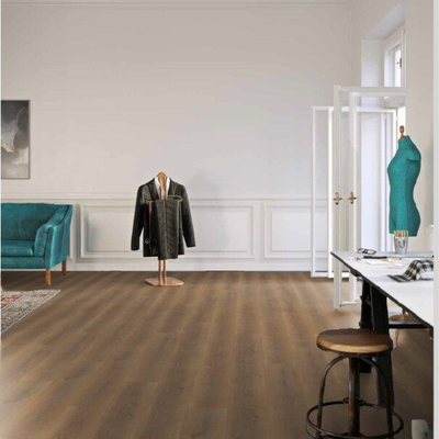 Ламинат Wineo Дуб Премиум Коричневый LA167MV4 в интерьере комнаты