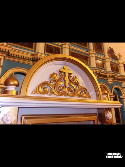 Напольный киот из дерева