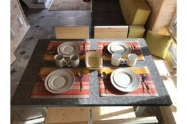 Номер люкс имеет всё необходимое для комфортного проживания и приготовления пищи, но, обычно, завтраки подаём мы. 