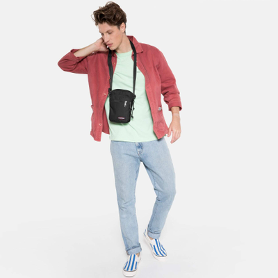 Парень с сумкой Eastpak Double One Black