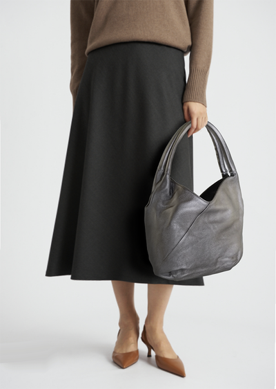 (АРТИКУЛ: 9782/1/51) СУМКА МЕШОК, БОЛЬШАЯ, КОЖАНАЯ, СЕРАЯ С НЕБОЛЬШИМ БЛЕСКОМ, ДВЕ РУЧКИ ЧЕРЕЗ ПЛЕЧО