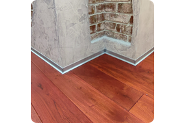 Монтаж плинтуса ПЛ 40 «серебро» в сочетании с другими декоративными элементами интерьера.