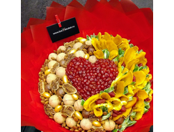 Яркий букет из сухофруктов в красном оформлении