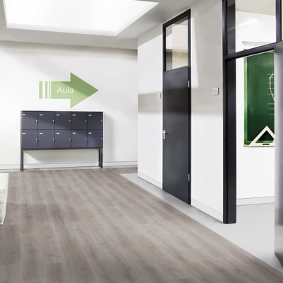 Виниловый пол Wineo 600 Wood ElegantPlace DB187W6 в интерьере офисного здания