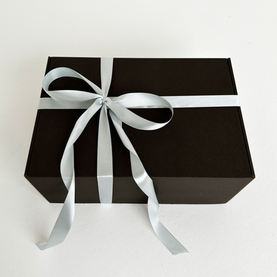 Большая подарочная коробка GILEV 37x26x12см с серебряной лентой и наполнителем