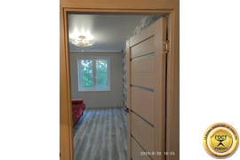 Косметический ремонт комнаты в Мурманске - Поклейка обоев, укладка ламината, натяжной потолок, дверь