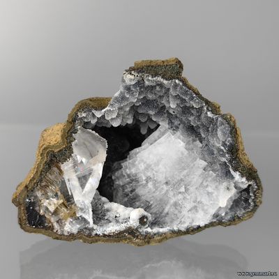 Кальцит, халцедон, гейландит (?). Индия. 60*45*30мм