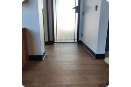 Драматический акцент: монтаж черного плинтуса Dollken S100 создает мощный визуальный акцент в интерьере, добавляя пространству глубины и выразительности.