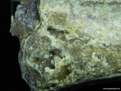 Флюорит (ратовкит) на буром кварците