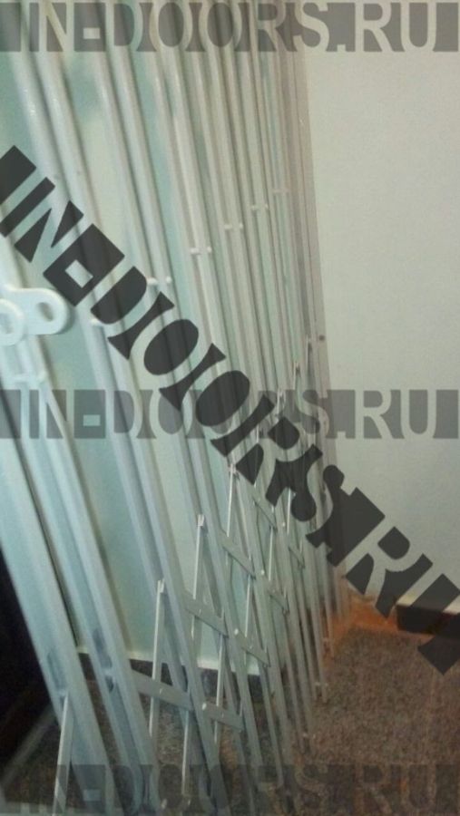 Раздвижная решетка в коридоре 11