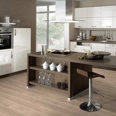 Биополы Wineo PURLINE 1000 wood L Дуб Спокойный Песок PLC298R в интерьере кухни