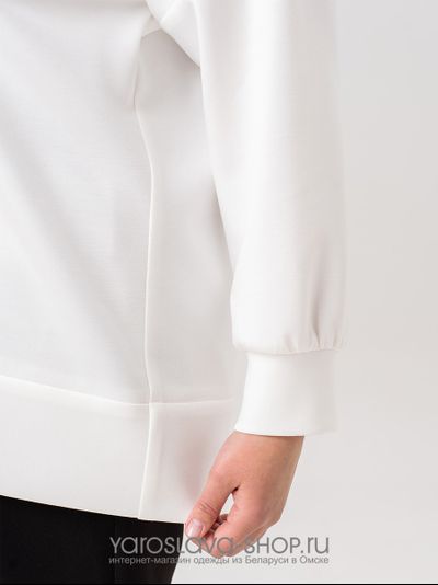 Женский 2-ух предметный комплект, состоящий из белого джемпера и черных брюк 62