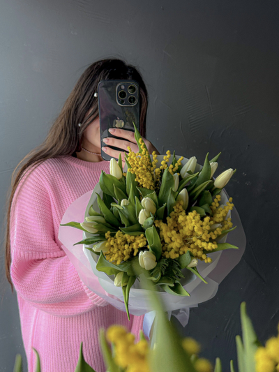 «MIMOSA» из молочно-белых тюльпанов с мимозой 15 шт