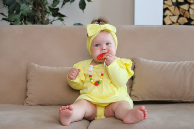 Грызунок из пищевого силикона на держателе КЛУБНИЧКА