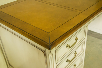 Письменный стол с 2 боковыми тумбами с выдвижными ящиками.