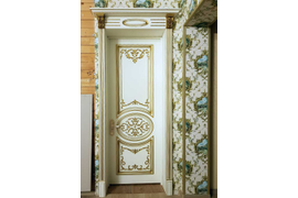 Дверь белого цвета с капителью 