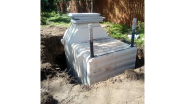 Пластиковый погреб установлен на плиту