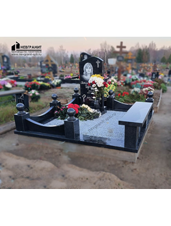 Гранитный памятник с поребриками и шариками 184