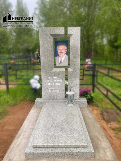 Памятник мужчине со стеклом  на могилу- 711