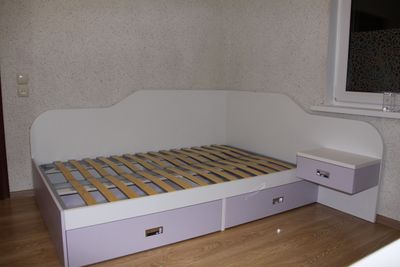 Кровать спальное место 1900х1200мм с нижними ящиками глубиной 800мм, одной прикроватной навесной тумбой