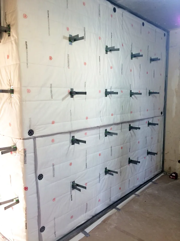 Монтаж "Термозвукоизол Форте" и виброакустических подвесов "Сонокреп ЕП 20" на стену