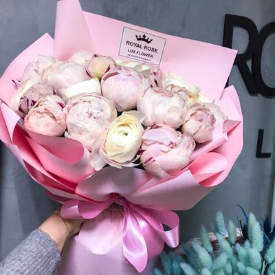 Нежное облачко из пионов и ранункулюсов