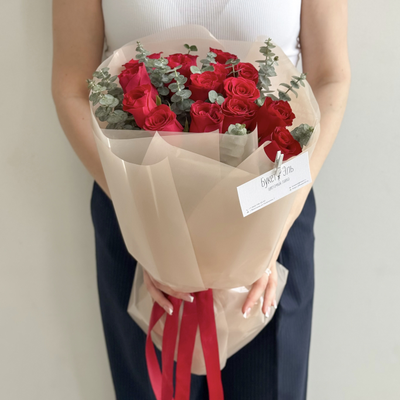 Букет из 15 роз с эвкалиптом