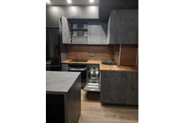 Кухня бетон и графит с антресолями