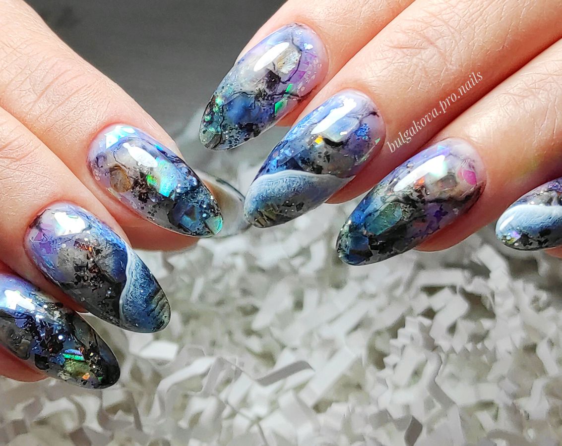Многоуровневый аквариумный дизайн на ногтях средней длины Челябинск