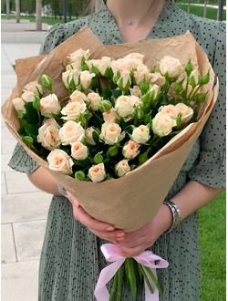 9 кремовых кустовых роз