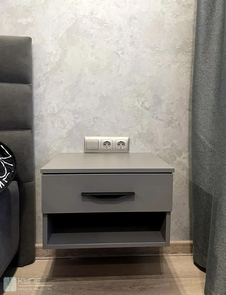 028 Тумба подвесная прикроватная. Фасад и корпус ЛДСП Egger U960 ST9 Оникс Серый. Ручка 3661.180.7W Eureka (Италия)