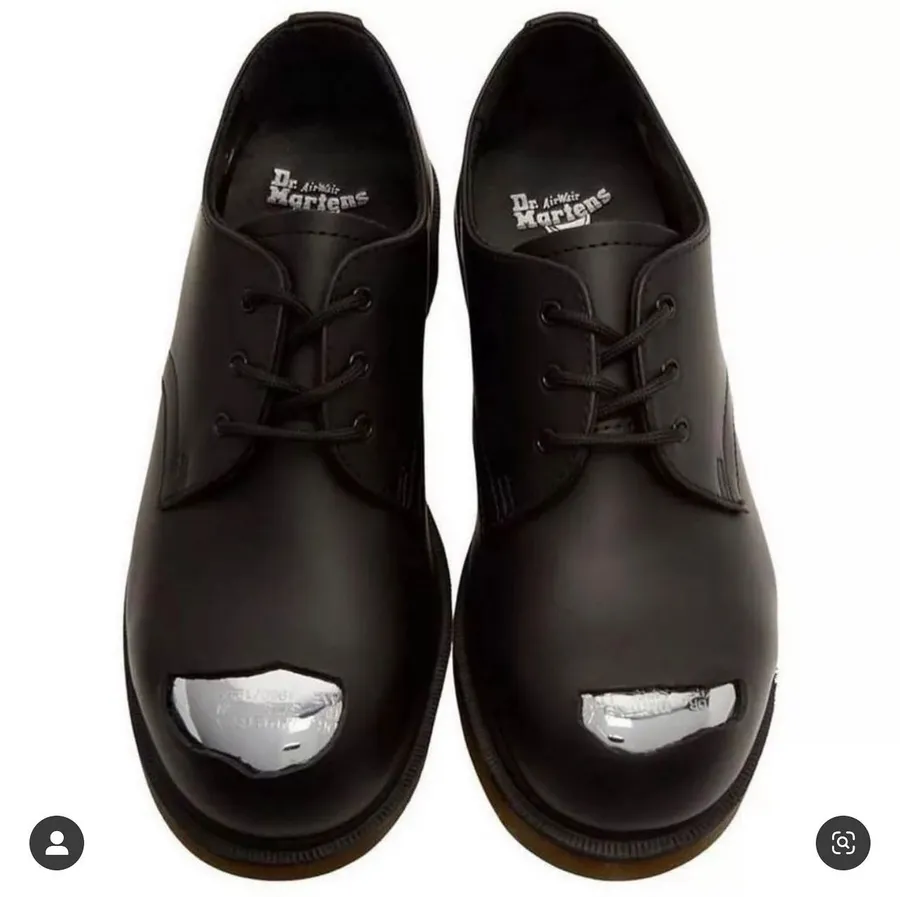 Стильные и элегантные черные ботинки DR. Martens из натуральной кожи выгодно дополнят любой образ. Подбери свой размер от 36 до 45. 