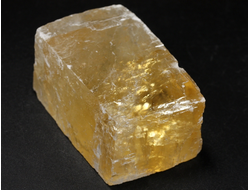 Кальцит оптический золотистый (исландский шпат), скол по спайности, Бразилия (46*30*21 мм, 66 г) №38301