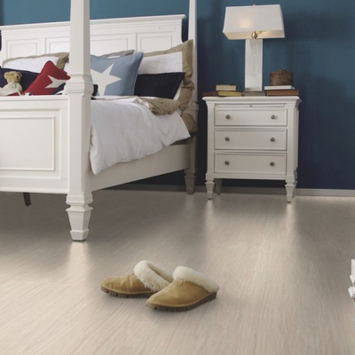 Биополы Purline Wineo 1500 wood L Supreme Oak Natural PL068C в интерьере комнаты