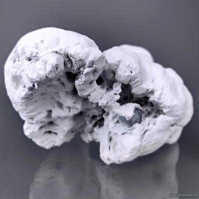 Кахолонг с корочкой кенияита. Южный Урал. Россия. 140*90*100мм