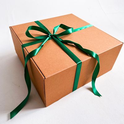 2 штуки - Огромная подарочная коробка GILEV 45х45х20см с зеленой лентой и наполнителем крафт